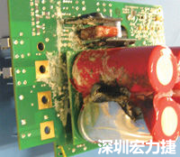 元件選擇不當(dāng)導(dǎo)致大量電流或電壓流經(jīng)電路，將會(huì)發(fā)生像這個(gè)燒融電容器的損壞情形。